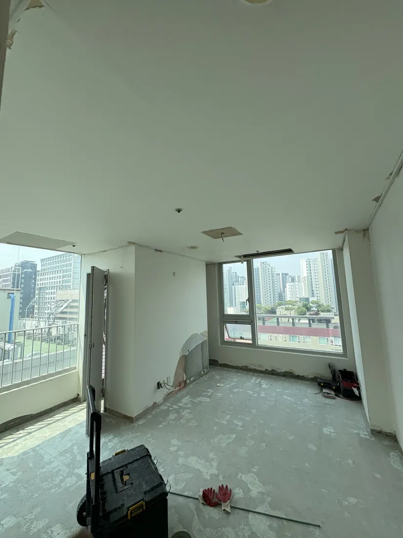 아파트 고층 세대 전열교환기 이전 현장 사진