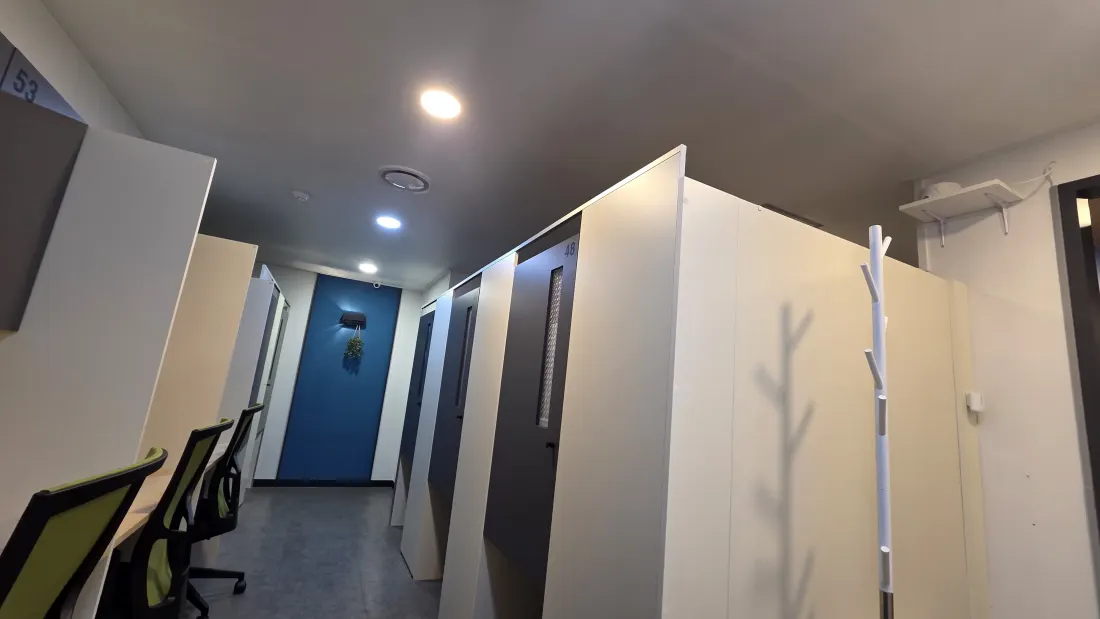 아파트 안쪽 통로 전열교환기 이전 현장 사진